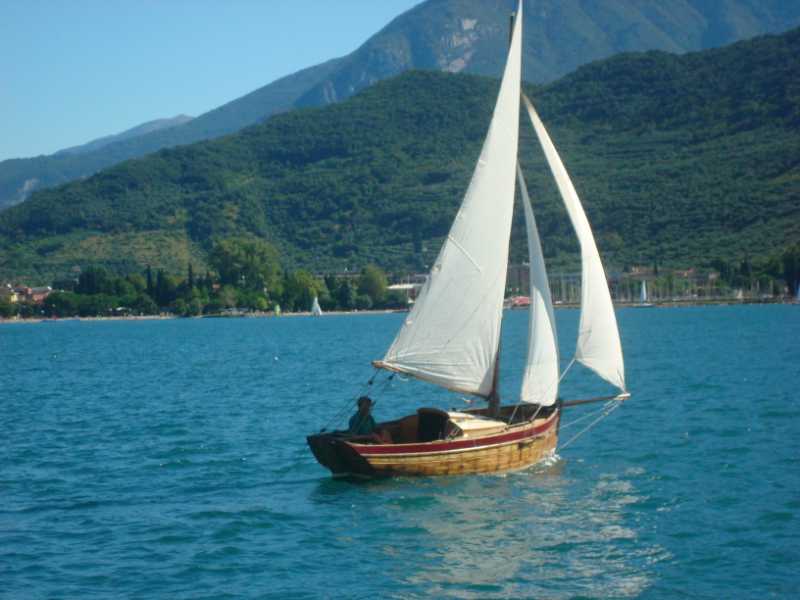 [Immagine: 201214215650_lago_di_garda_barca_021 ridotta.jpg]